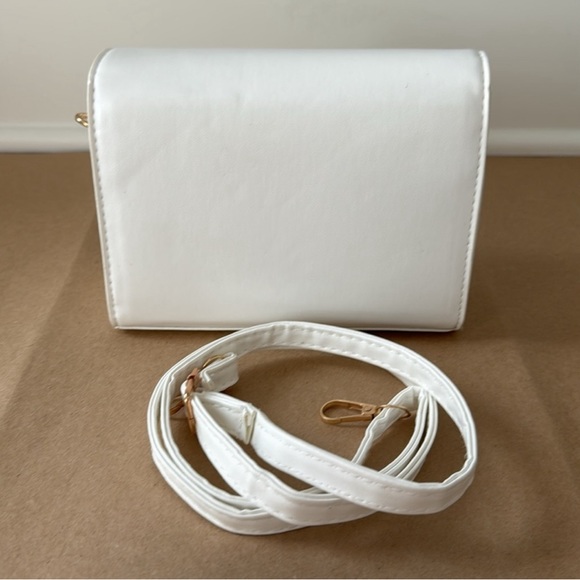 Hello Kitty Mini Crossbody - Picture 4 of 4